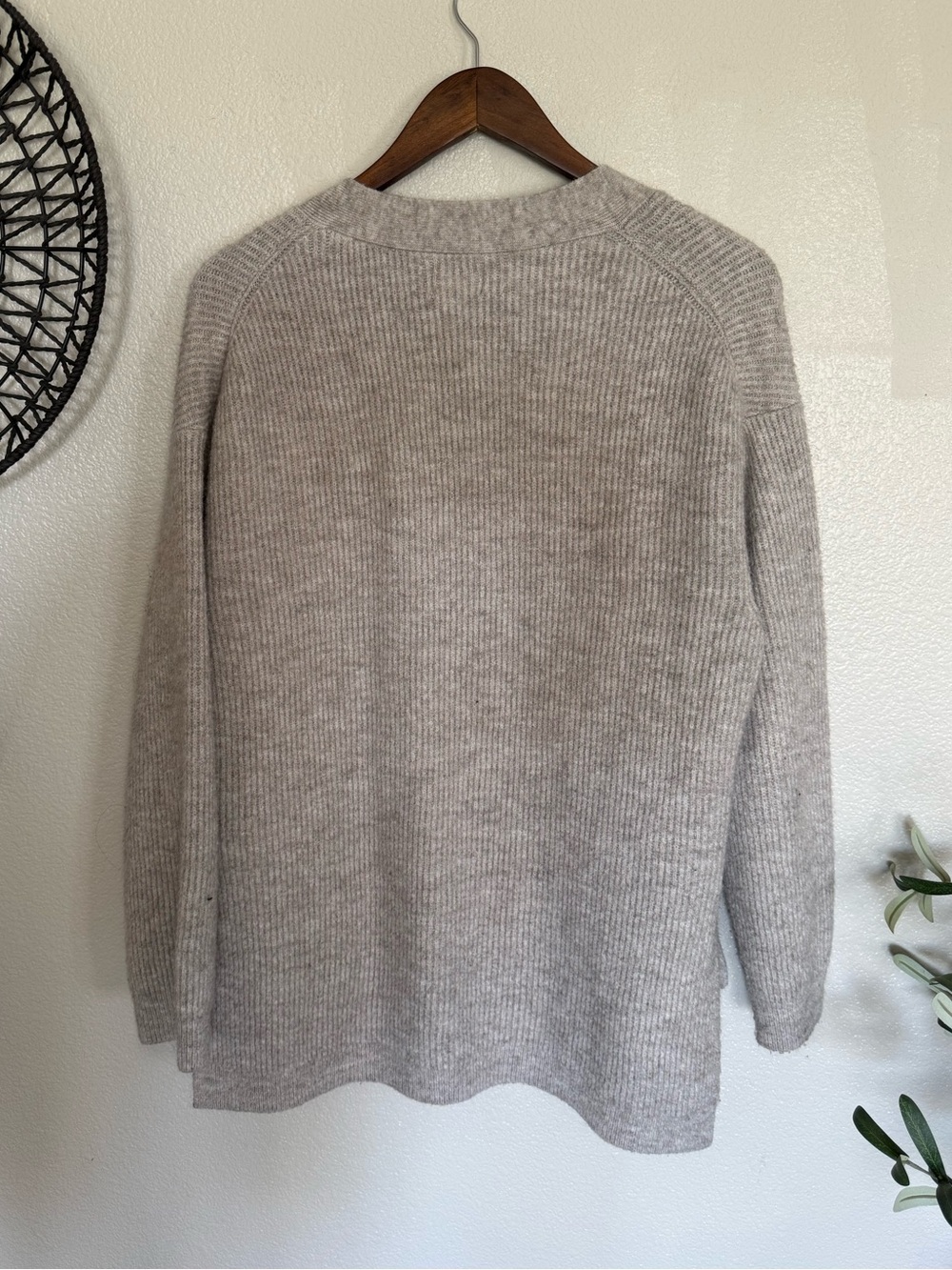 ๐ H&M Neutral Taupe Ribbed Button-Front Cardigan - Picture 2 of 4